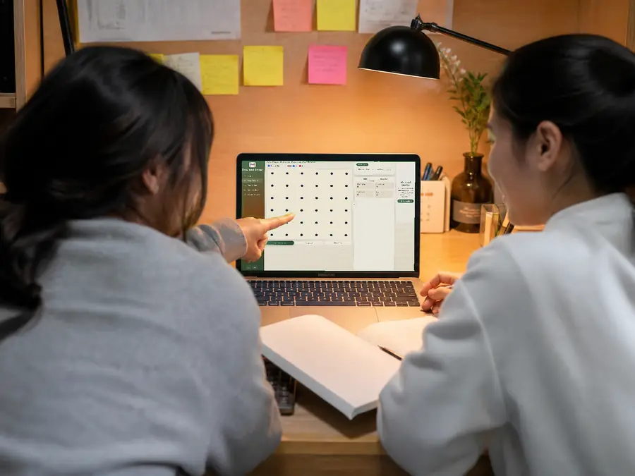 Two players discussing a third-side gift and a chain claim in Dots and Boxes